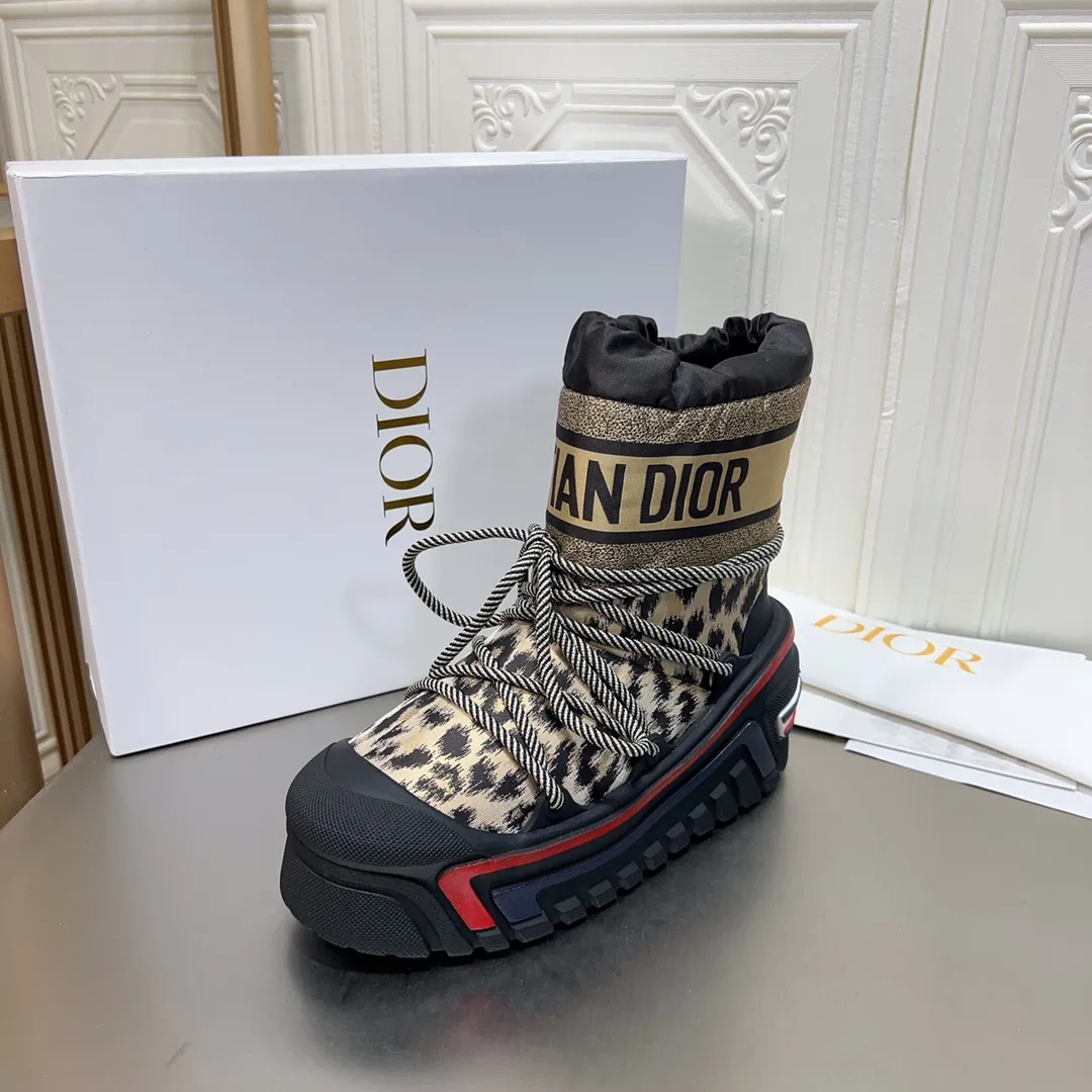 Men's shoes p600! The highest version on the market, Dior Dior's king style snow boots, ski boots, fat and cute, so cute →_→ from the DiorAlps limited series, unique. Shiny nylon Oblique print upper with criss-cross straps for an ideal fit. The technical fabric of the boot shaft, short-cut version, can be worn in the city or in the mountains. It makes the calf slimmer and taller, warm and concave. The boot shaft and sole are made of original waterproof padded lining. The embroidered fabric is original star ⭐ rubber non-slip thick sole and multi-module combination outsole. The size is 35-40. 41Customized